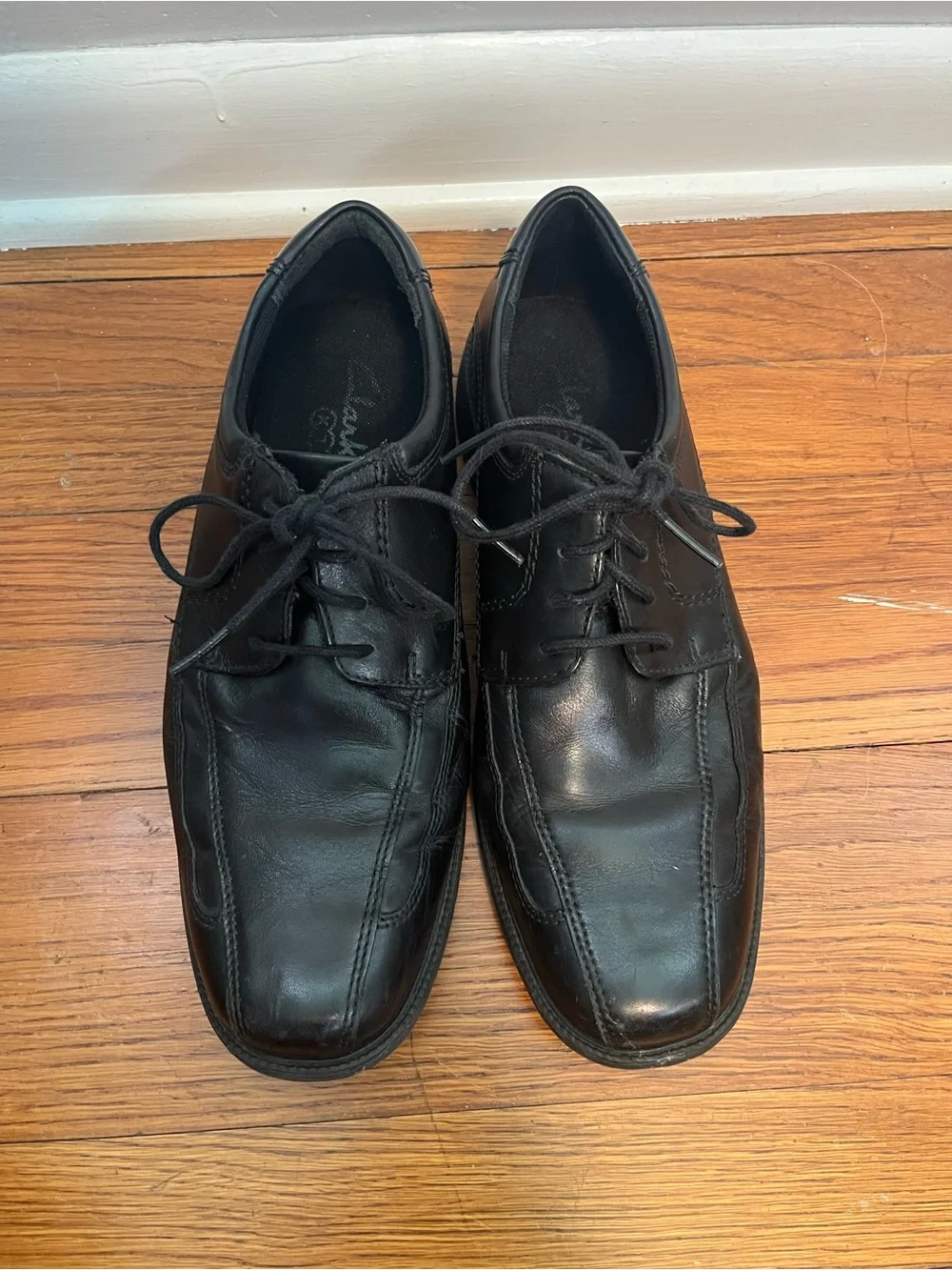 Clarks Men’s Black Leather Lace-Up Oxfords